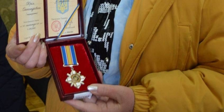 Рідним загиблого від кулі снайпера на Донбасі миколаївця Юрія Михайлова вручили орден «За мужність», яким він був нагороджений посмертно (ФОТО)