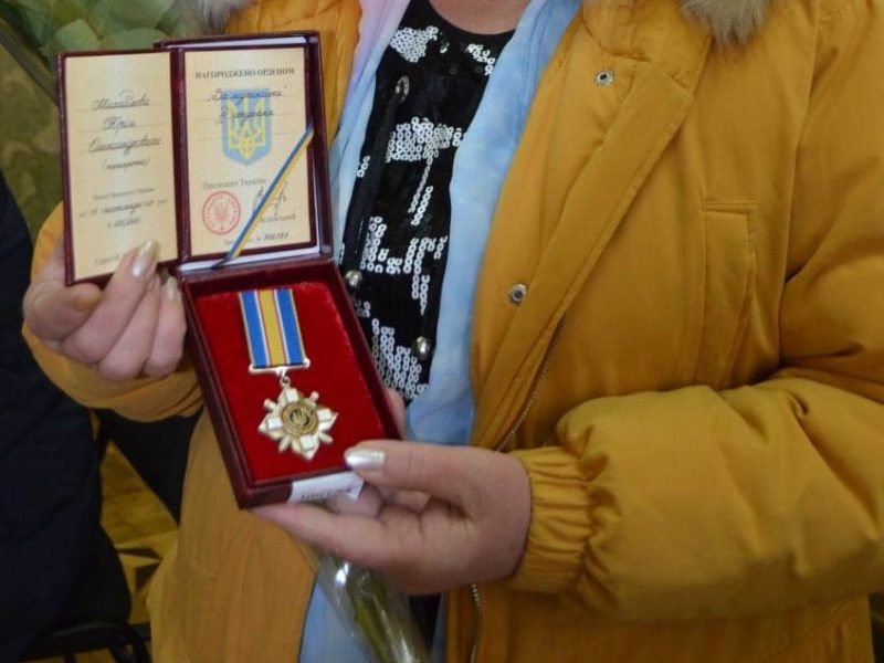 Рідним загиблого від кулі снайпера на Донбасі миколаївця Юрія Михайлова вручили орден «За мужність», яким він був нагороджений посмертно (ФОТО)