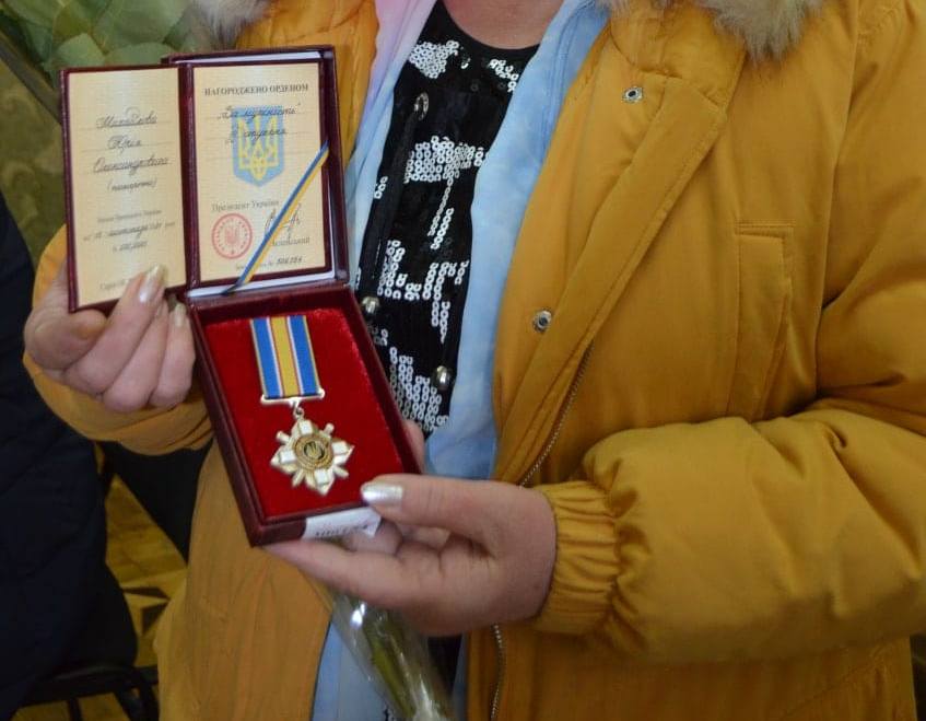 Рідним загиблого від кулі снайпера на Донбасі миколаївця Юрія Михайлова вручили орден «За мужність», яким він був нагороджений посмертно (ФОТО) 13
