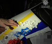 Два вихідні — два закладники: в Миколаєві патрульні виявили розповсюджувачів наркотиків (ФОТО)