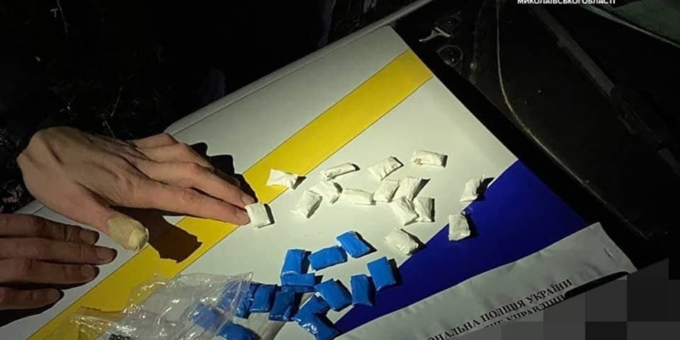 Два вихідні – два закладники: в Миколаєві патрульні виявили розповсюджувачів наркотиків (ФОТО)