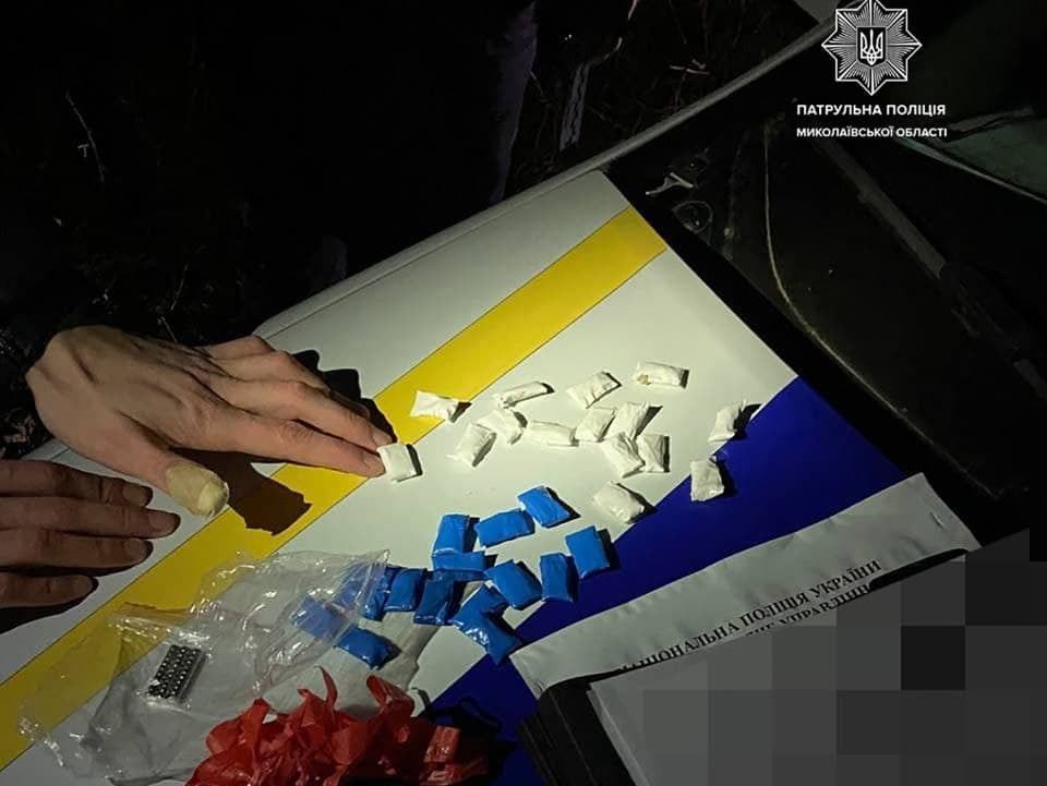 Два вихідні - два закладники: в Миколаєві патрульні виявили розповсюджувачів наркотиків (ФОТО) 11