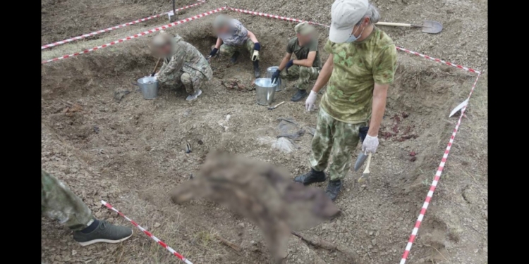 Россия заявила, что нашла на Донбассе «массовые захоронения» гражданских, и обвинила в этом украинских военных