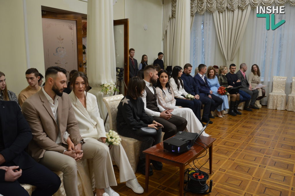 В Миколаєві в «дзеркальну дату» одночасно побралися 10 пар (ФОТО, ВІДЕО) 4