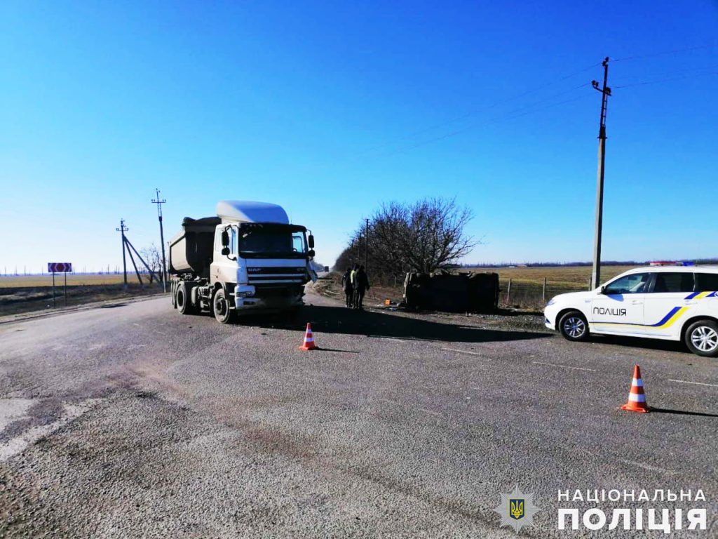 Неподалеку от Баштанки из-за ДТП с фурой перевернулся ВАЗ - погиб водитель и травмировалась 13-летняя пассажирка легковушки (ФОТО) 2