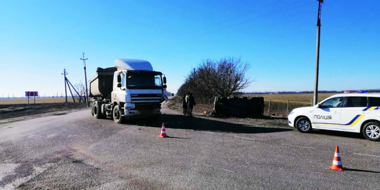 Неподалеку от Баштанки из-за ДТП с фурой перевернулся ВАЗ – погиб водитель и травмировалась 13-летняя пассажирка легковушки (ФОТО)