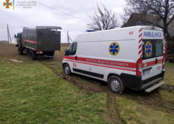 Біля Нової Одеси в багнюці застрягла «швидка» з пацієнтом – витягали рятувальникі (ФОТО)