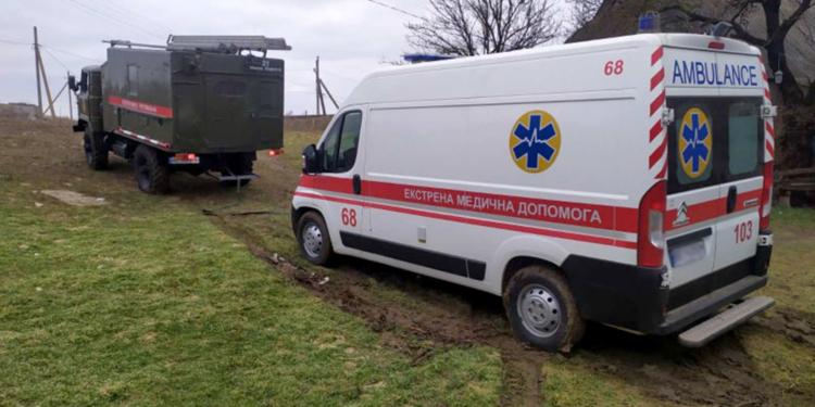 Біля Нової Одеси в багнюці застрягла «швидка» з пацієнтом – витягали рятувальникі (ФОТО)