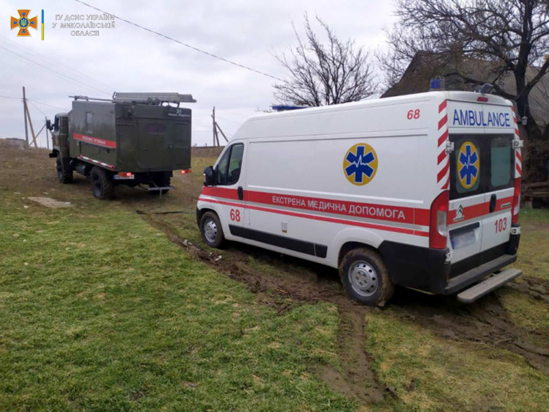 Біля Нової Одеси в багнюці застрягла «швидка» з пацієнтом — витягали рятувальникі (ФОТО)