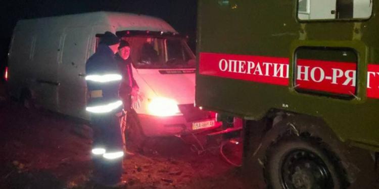 За добу рятувальники Миколаївщини витягнули в багнюки 4 авто, в яких було 7 людей, в тому числі – дитина та вагітна жінка