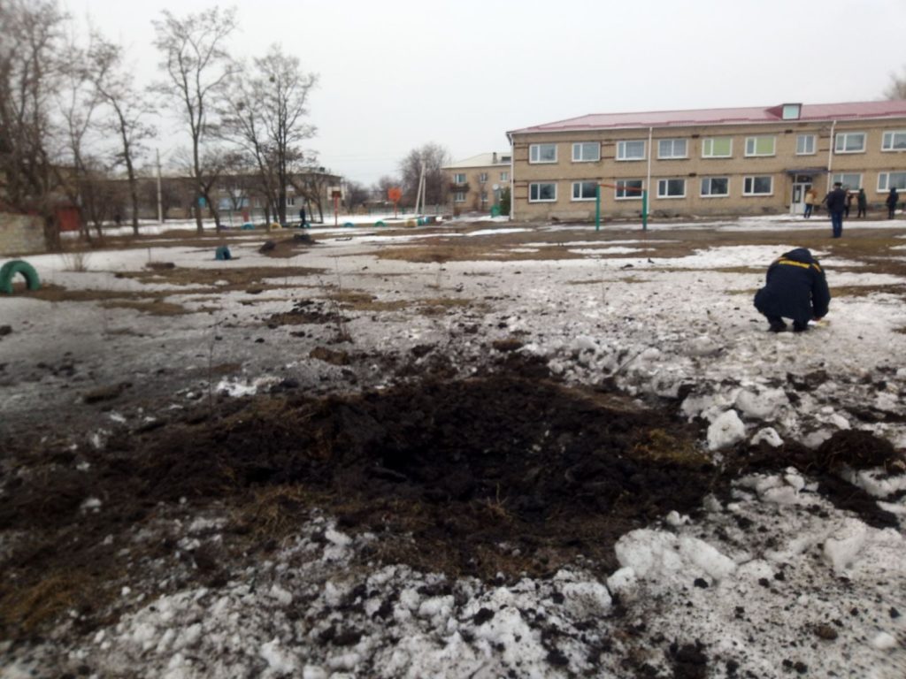 Оккупанты на Донбассе обстреляли не только детский сад, а и школу - пострадали трое взрослых, дети в безопасности (ФОТО) 7