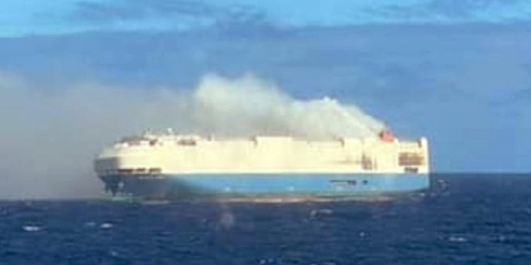 Около 4 тысяч Porsche, Bentley и Volkswagen могут оказаться на дне: в Атлантике горит автовоз с элитными авто (ВИДЕО)