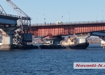 В Николаеве плавкран зацепил опору Варваровского моста (ФОТО, ВИДЕО)