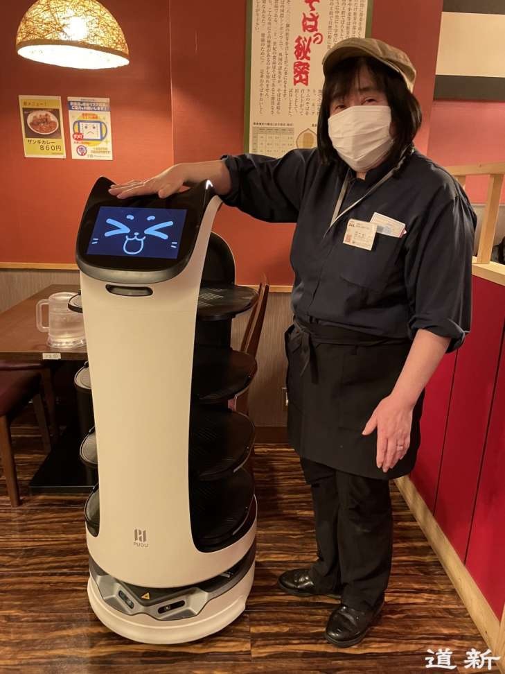 «Вот вам блюдо из вашего заказа, мяу» - в японском ресторане кот-робот работает официантом (ФОТО) 1