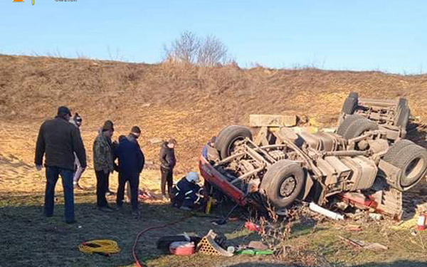 На Миколаївщині з дороги злетів та перекинувся RENAULT Magnum – водія госпіталізували (ФОТО)