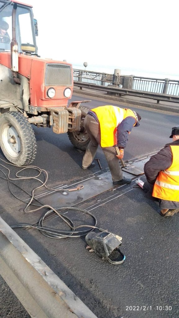 Не прошло и полгода. На Варваровском мосту в Николаеве снова экстренно ремонтировали деформационный шов (ФОТО) 1