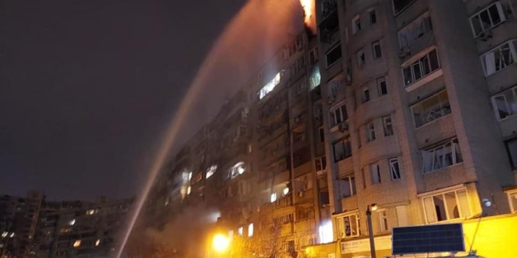 Два снаряди влучили в багатоповерхівку в Києві – є загроза руйнування (ФОТО, ВІДЕО)