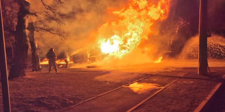 В Первомайске перевернулся бензовоз – он горит возле АЗС (ФОТО)