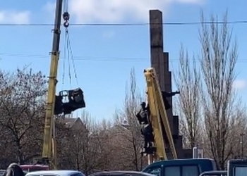 В Николаеве декоммунизировали памятный знак Ленинскому комсомолу (ВИДЕО)