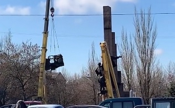 В Николаеве декоммунизировали памятный знак Ленинскому комсомолу (ВИДЕО)