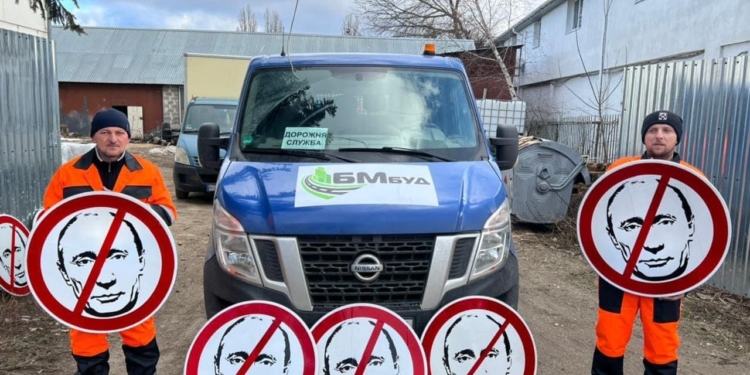 В Украине появились новые дорожные знаки – с перечеркнутым портретом Путина (ФОТО)