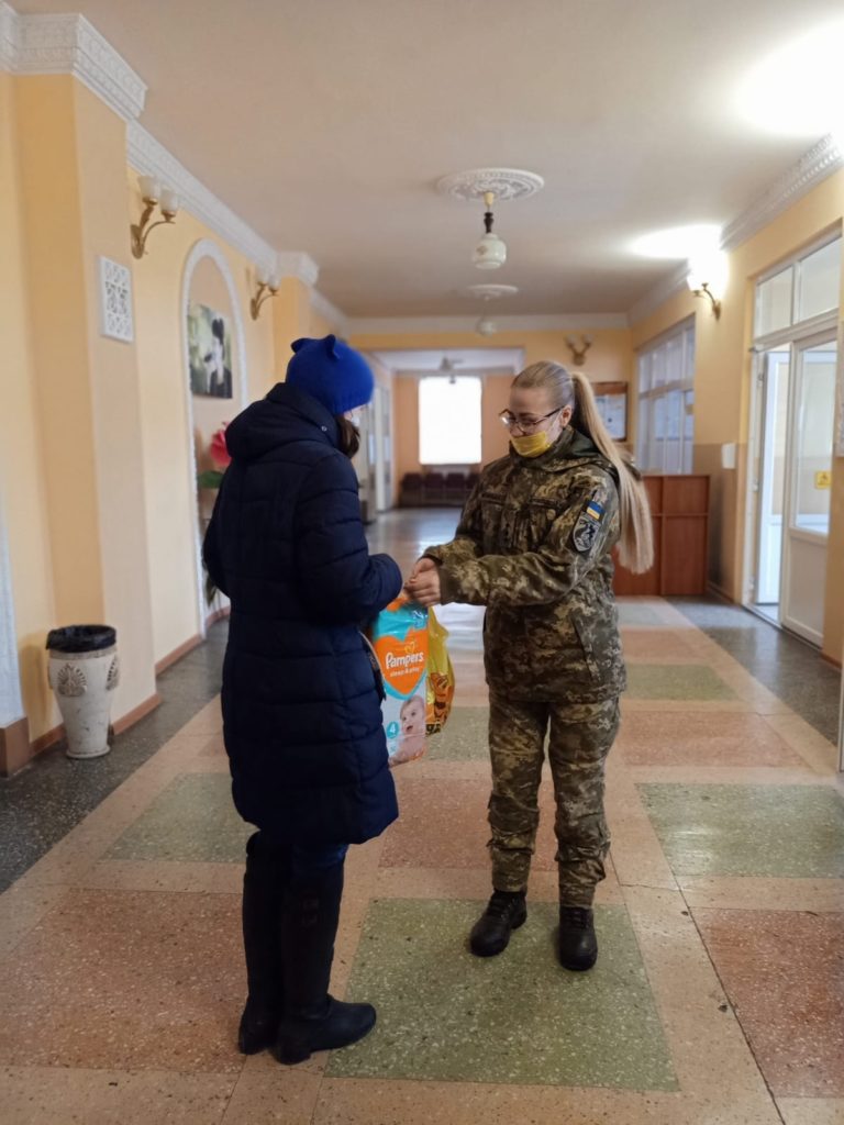 На Донеччині морпіхи передали гуманітарну допомогу, яку зібрали діти Миколаєва (ФОТО) 2