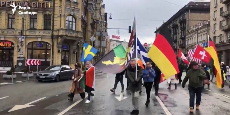 В Києві пройшов Марш єдності – за Україну вийшли іноземці (ВІДЕО)