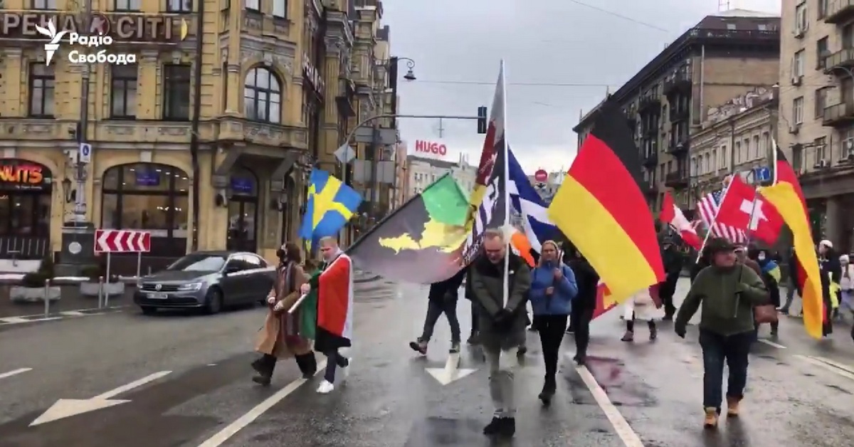 В Києві пройшов Марш єдності – за Україну вийшли іноземці (ВІДЕО)