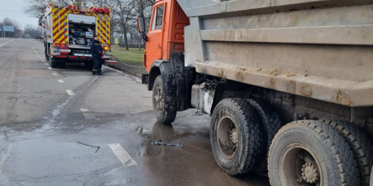 В Миколаєві на ходу загорівся КамАЗ (ФОТО)