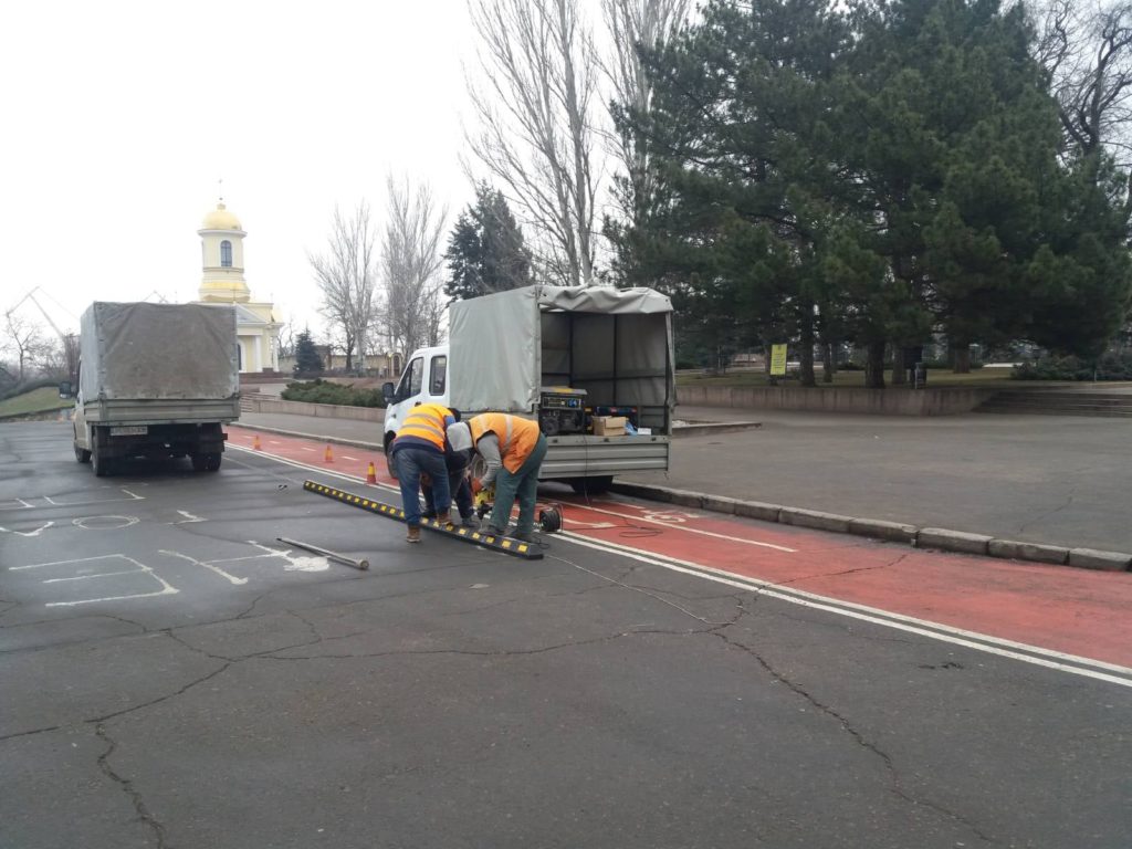 Вдоль велодорожки на Ингульском спуске в Николаеве устанавливают делиниаторы (ФОТО) 2