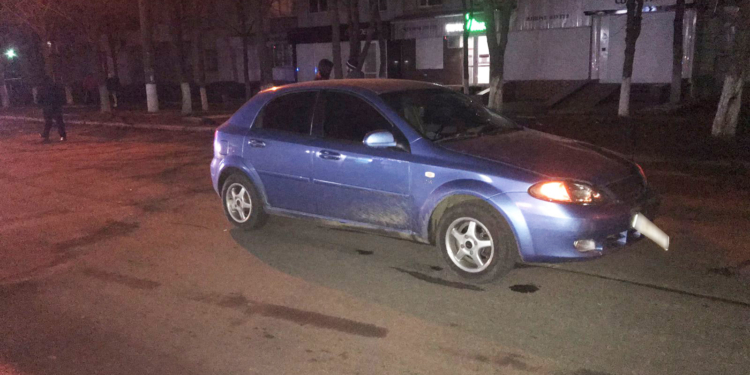 У Первомайську під колесами автівки вночі загинув 20-річний пішохід (ФОТО)