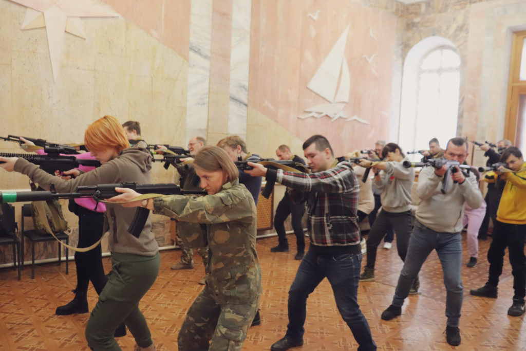 «Не паникуй! Готовься!»: в Николаеве прошли очередные занятия для гражданских (ФОТО) 19