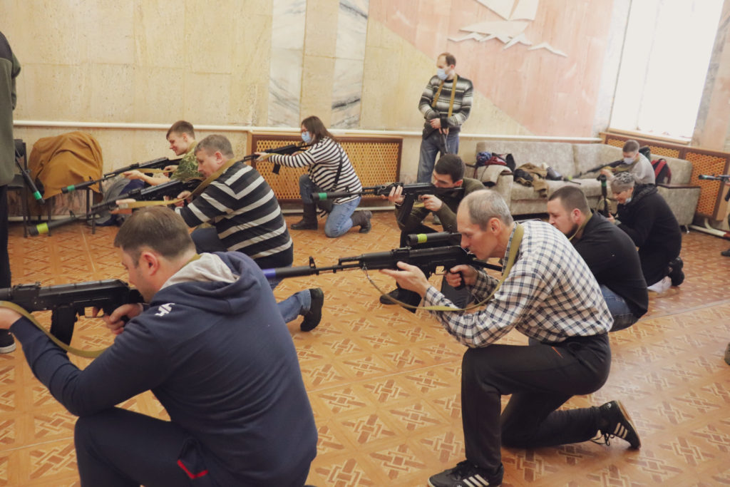 «Не паникуй! Готовься!»: в Николаеве прошли очередные занятия для гражданских (ФОТО) 27