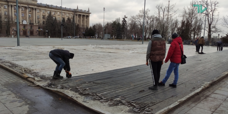 В Николаеве на Соборной площади разобрали каток (ФОТО)