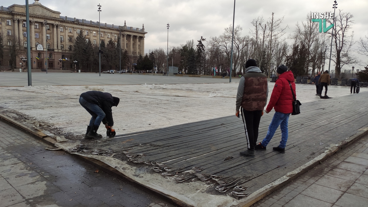 В Николаеве на Соборной площади разобрали каток (ФОТО)