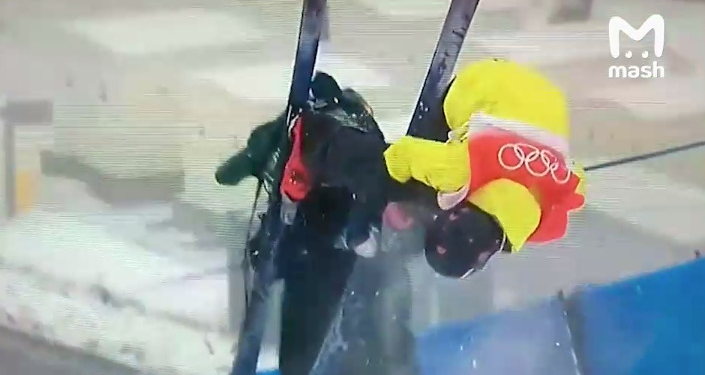 Фристайлист врезался в оператора во время прыжка на Олимпиаде (ВИДЕО)