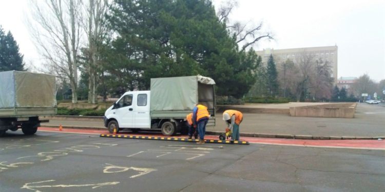 Вдоль велодорожки на Ингульском спуске в Николаеве устанавливают делиниаторы (ФОТО)