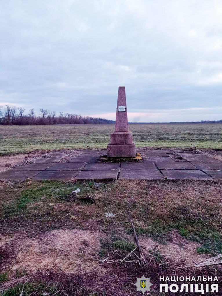 На Миколаївщині з пам’ятного знаку розстріляним під час II Світової війни мешканцям невідомі вкрали металевий паркан (ФОТО) 4