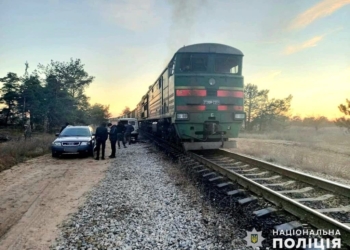 В Николаеве полицейские задержали группу злоумышленников на похищении дизтоплива из тепловоза (ФОТО, ВИДЕО)