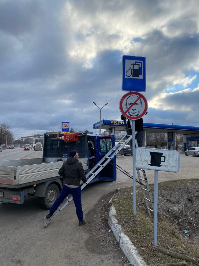 В Украине появились новые дорожные знаки – с перечеркнутым портретом Путина (ФОТО) 4