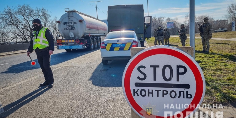 На въездах в Николаеве установлены блокпосты