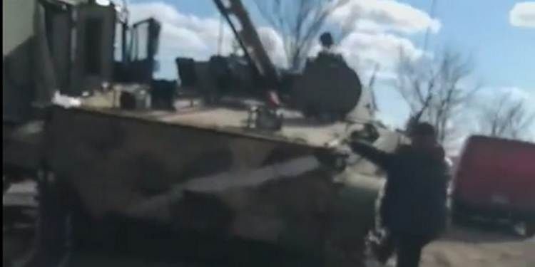 На границе Николаевской области русские бросили около 10 единиц боевой техники после вчерашнего боя (ВИДЕО)