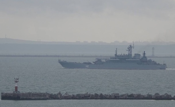 Больше 10 кораблей РФ вошли в Азовское море (ФОТО, ВИДЕО)