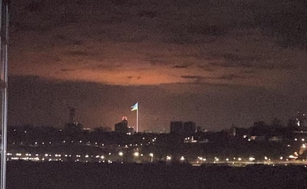 По Василькову нанесен мощный ракетный удар, горит нефтебаза (ВИДЕО)