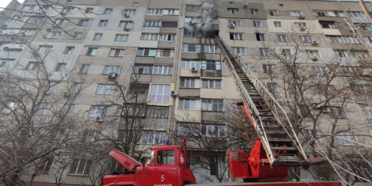 В Николаеве горела 9-этажка: 1 человек спасен, 7 эвакуированы (ФОТО)