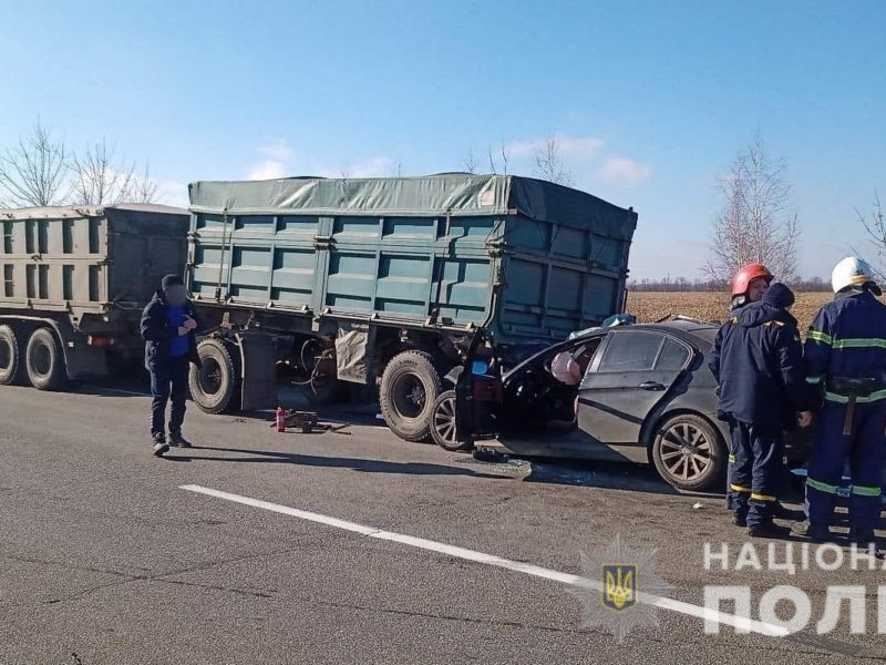 В Николаевской области BMW влетел под фуру с прицепом, водитель погиб