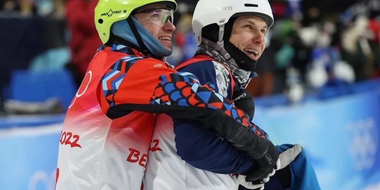 Миколаївський фристайліст Олександр Абраменко, поки що єдиний український призер Олімпіади, потрапив у скандал через обійми з російським спортсменом (ФОТО)