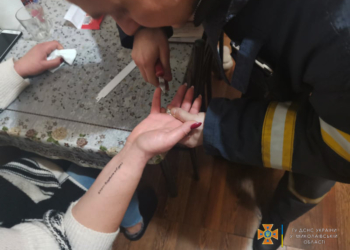 В Миколаєві прикраси взяли в полон жінку – допомогли рятувальники (ФОТО)
