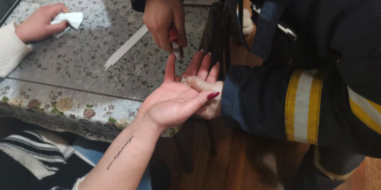 В Миколаєві прикраси взяли в полон жінку – допомогли рятувальники (ФОТО)