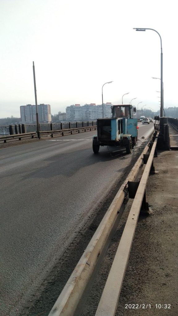 Не прошло и полгода. На Варваровском мосту в Николаеве снова экстренно ремонтировали деформационный шов (ФОТО) 5